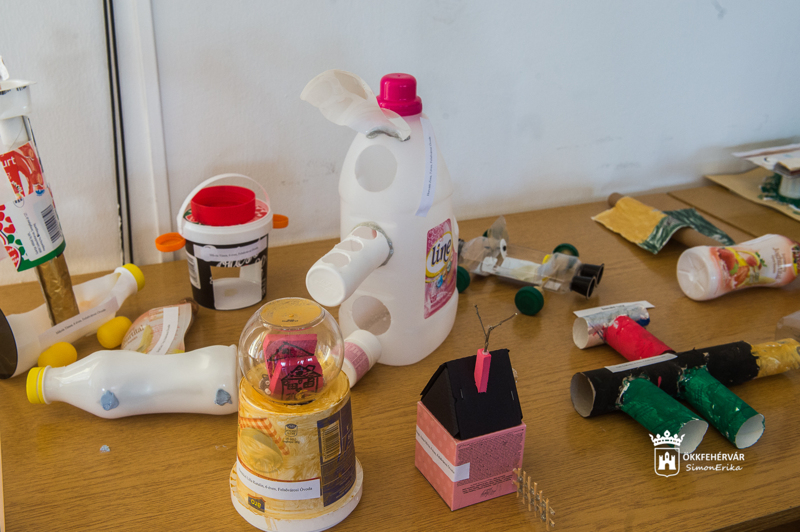 Alkotások hulladékból - tárlat nyílt a Széphő Zrt aulájában