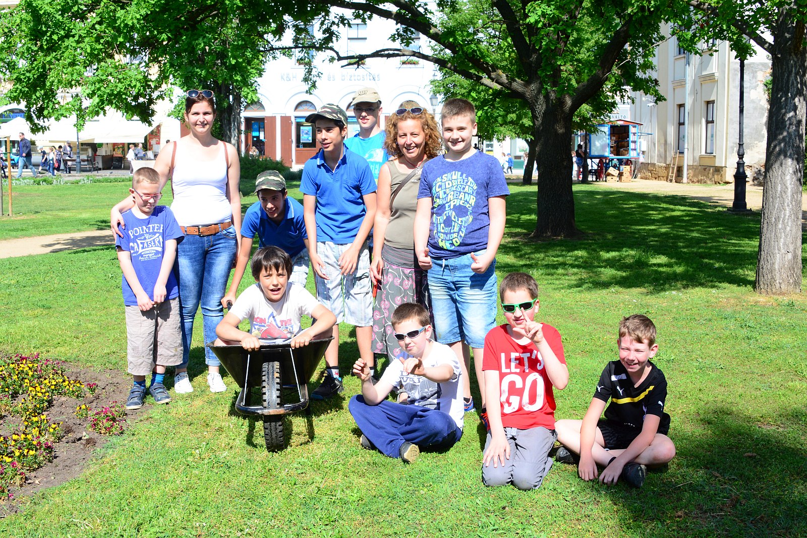 Közös a világunk - iskolások munkája az Esélyek kertjében