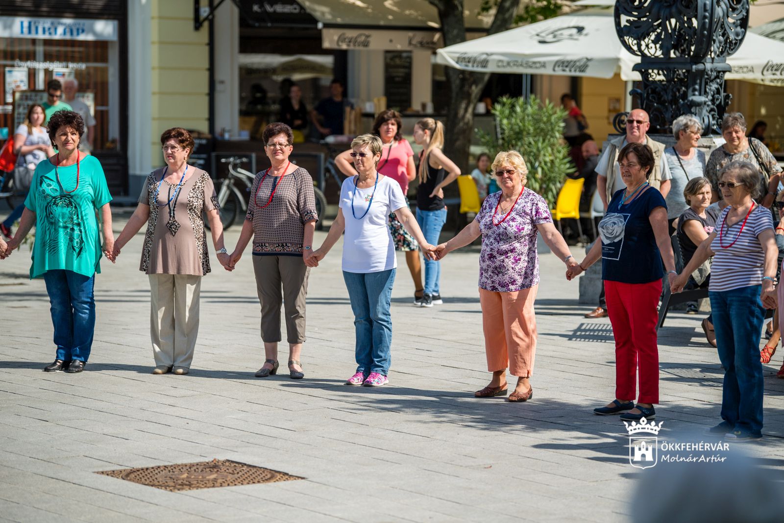 Senior Örömtánc a Hotel Magyar Király előtt