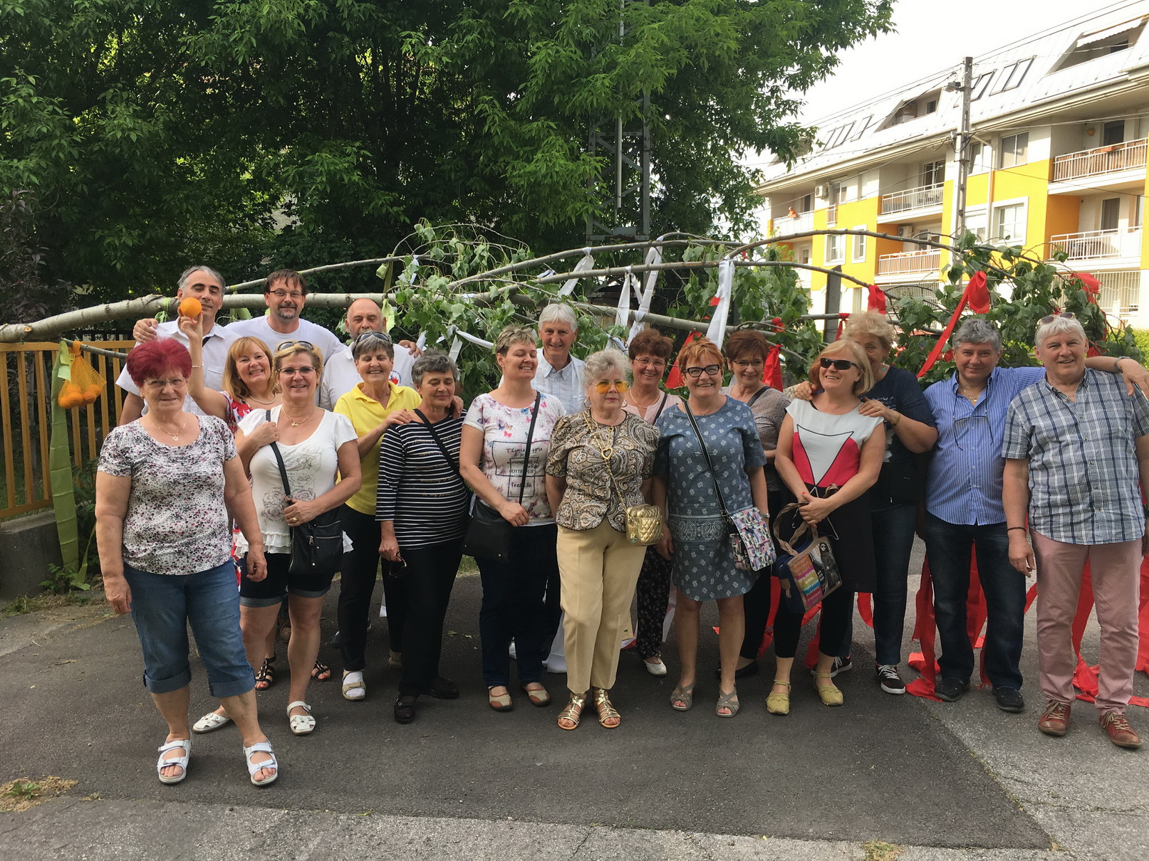 Májusfát állítottak a Vasvári Iskola előtt