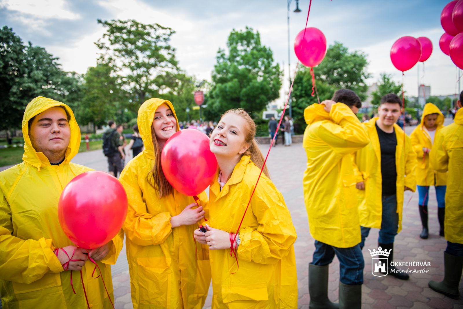 Bolondballagás maskarás diákokkal a Belvárosban