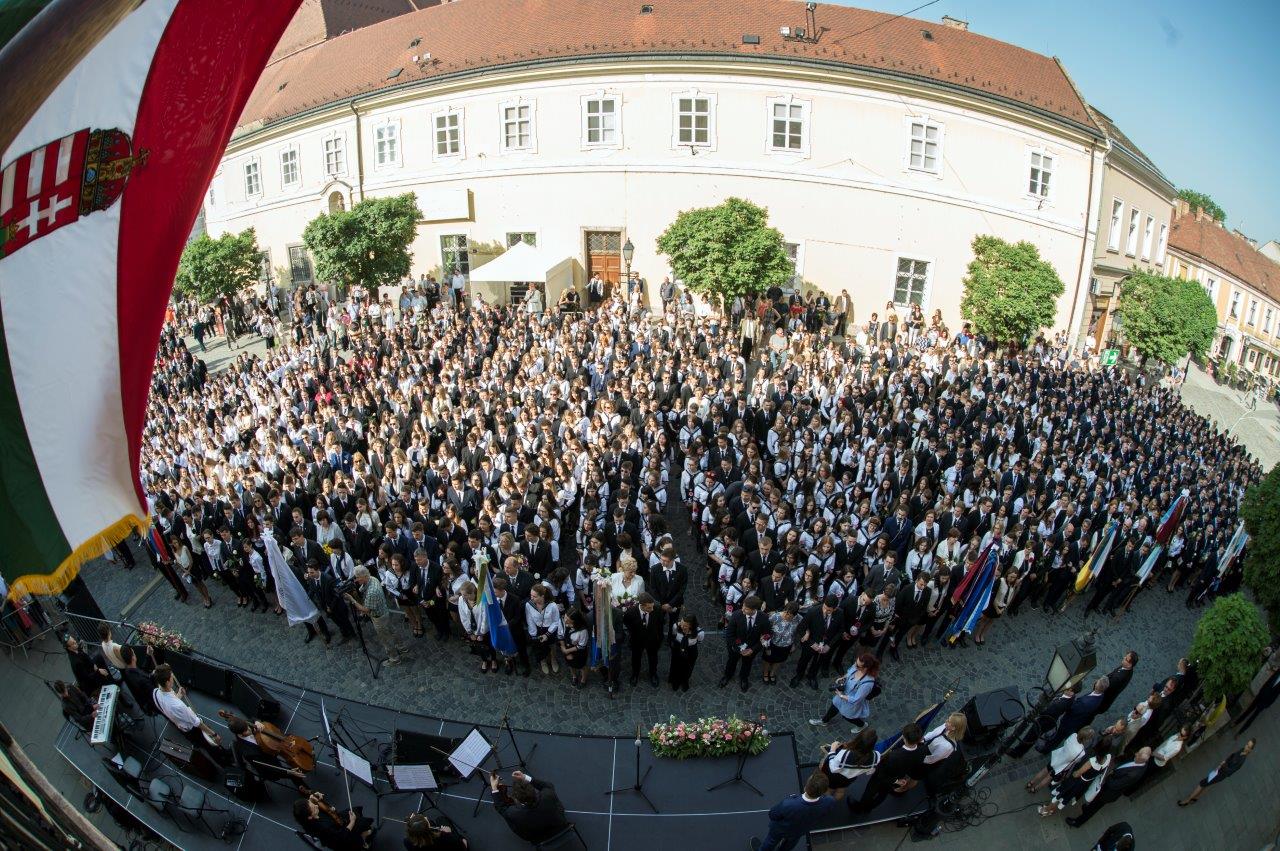 Így ballagott el 1500 diák Fehérvár belvárosában