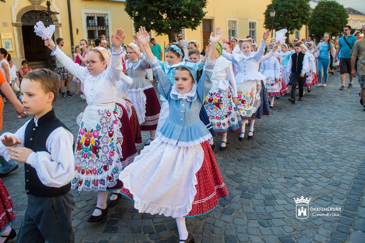 Felvonulás a Belvárosban a Táncházak Napján