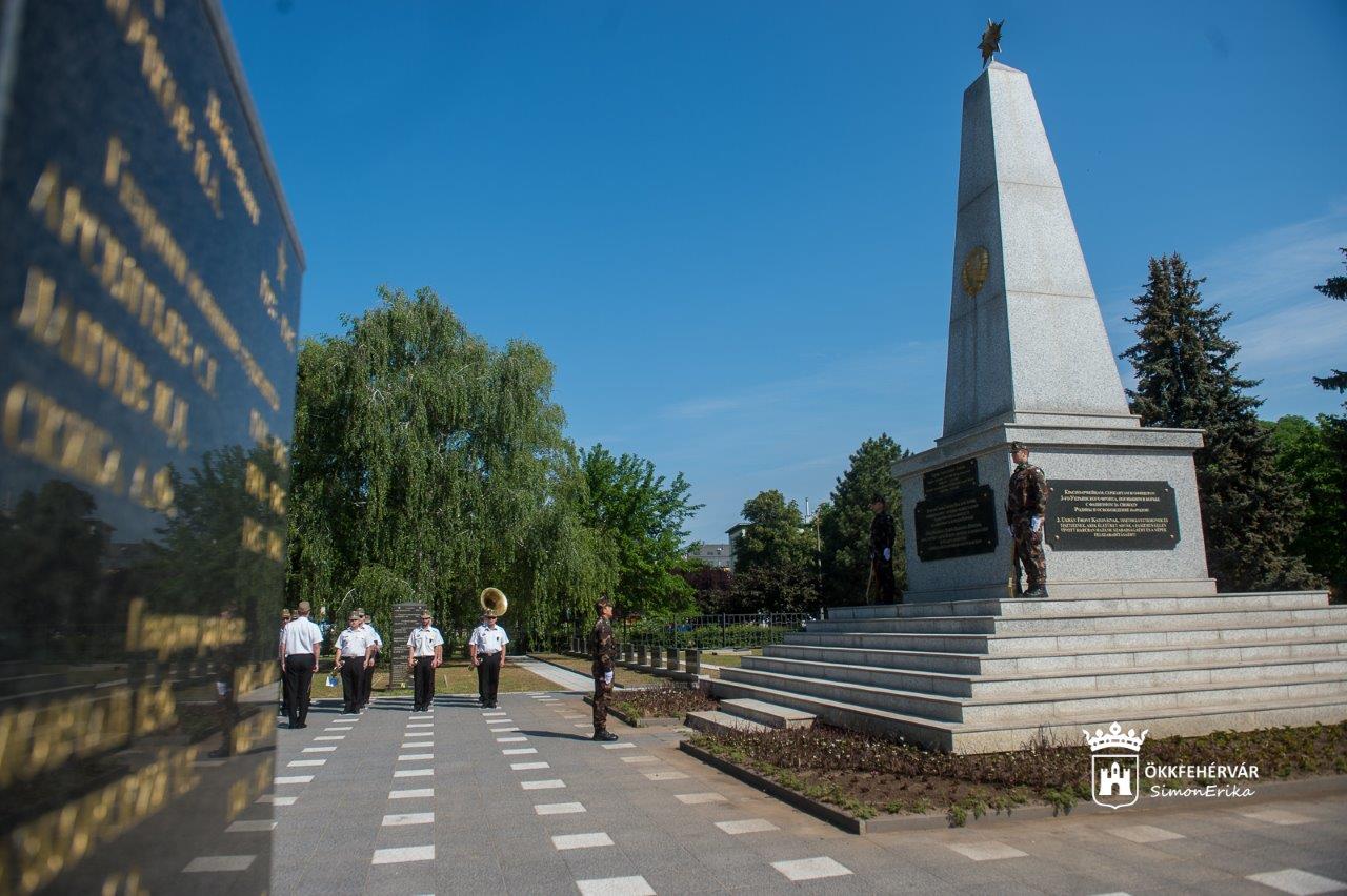 Megemlékezések a fehérvári katonatemetőkben az Európa napon