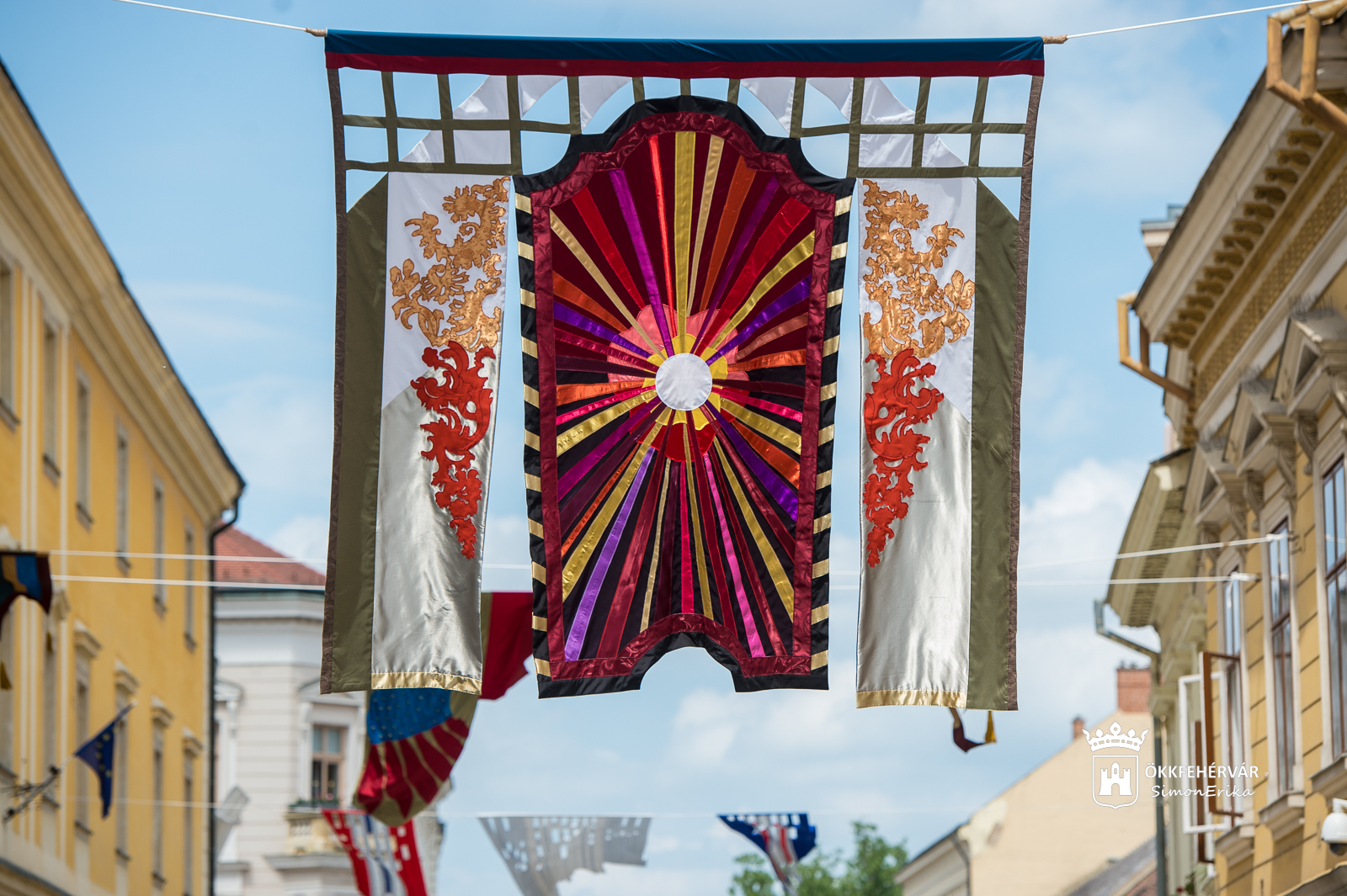 Művészzászlók Székesfehérvár Belvárosában