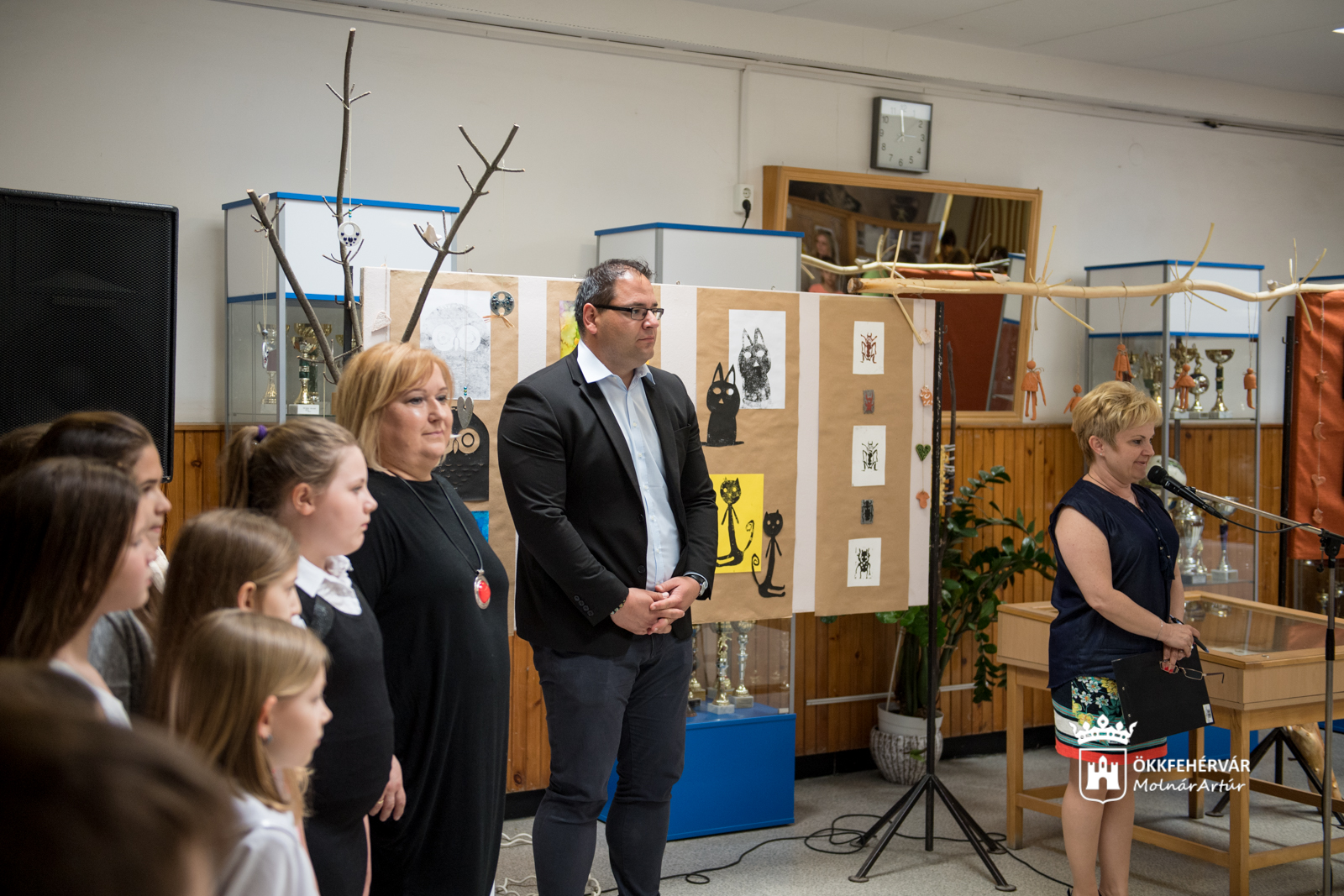 A diákok tűzzomác és kerámia munkáiból nyílt tárlat a Tóvárosi Iskolában