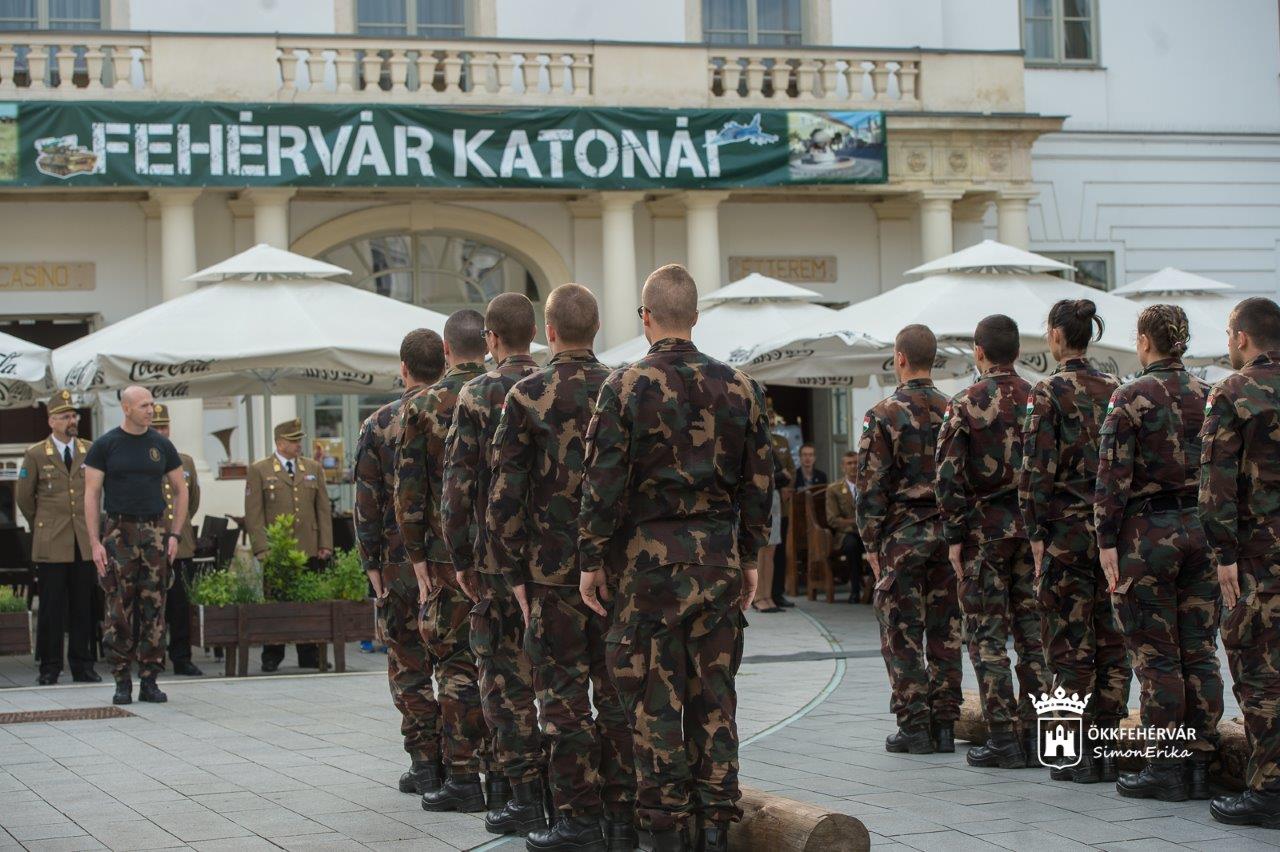 Bemutatókkal és korzó-toborzóval ünnepeltek a katonák