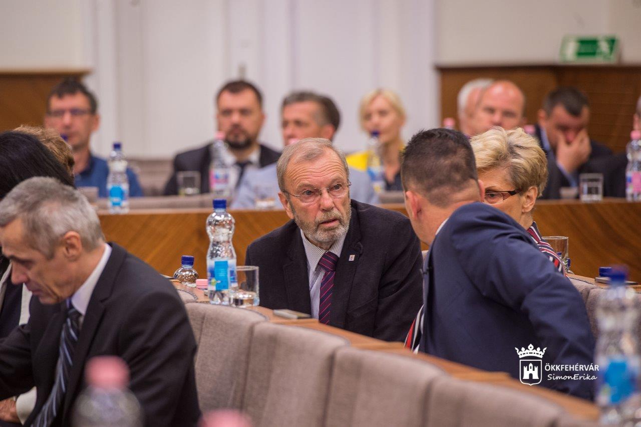 Ingyenes parkolásról is döntött a közgyűlés május 18-án