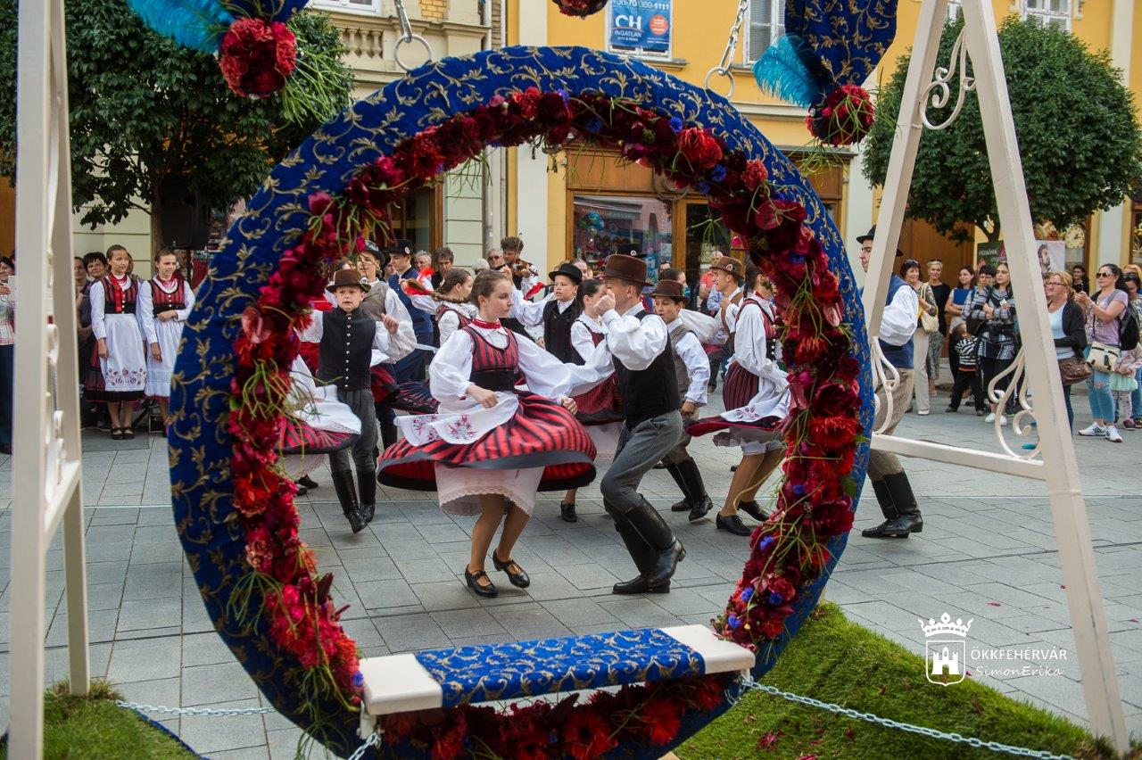 Virágba borult a pünkösdi hétvégére Székesfehérvár belvárosa