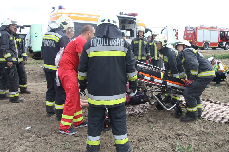 Így dolgoztak a mentésen a 62-es főúton történt buszbalesetnél