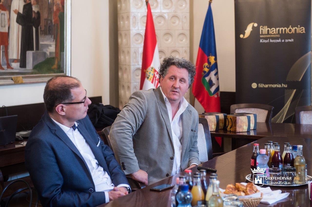 Egyedülálló ajándékok az Operaháztól Fehérvárnak