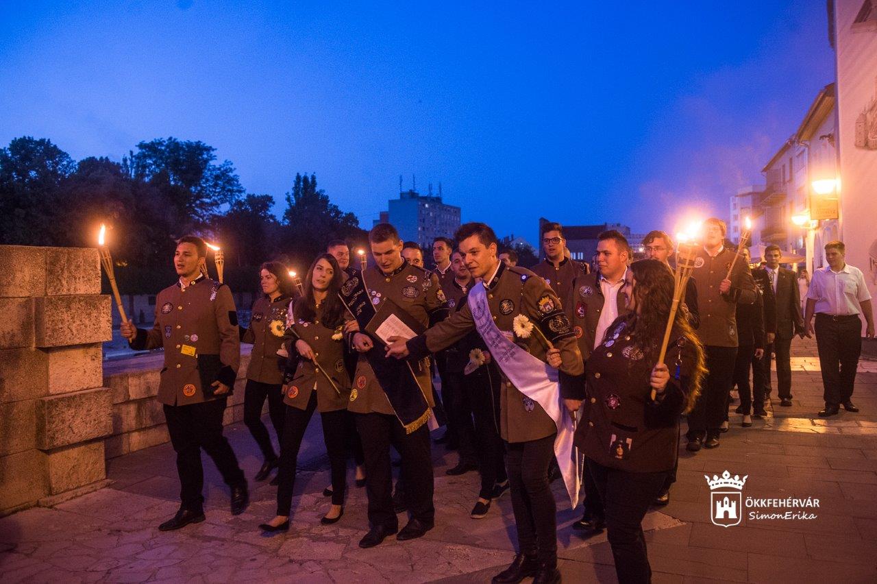 Világost a Geósnak! - így köszöntek el Fehérvártól a végzős geodéták