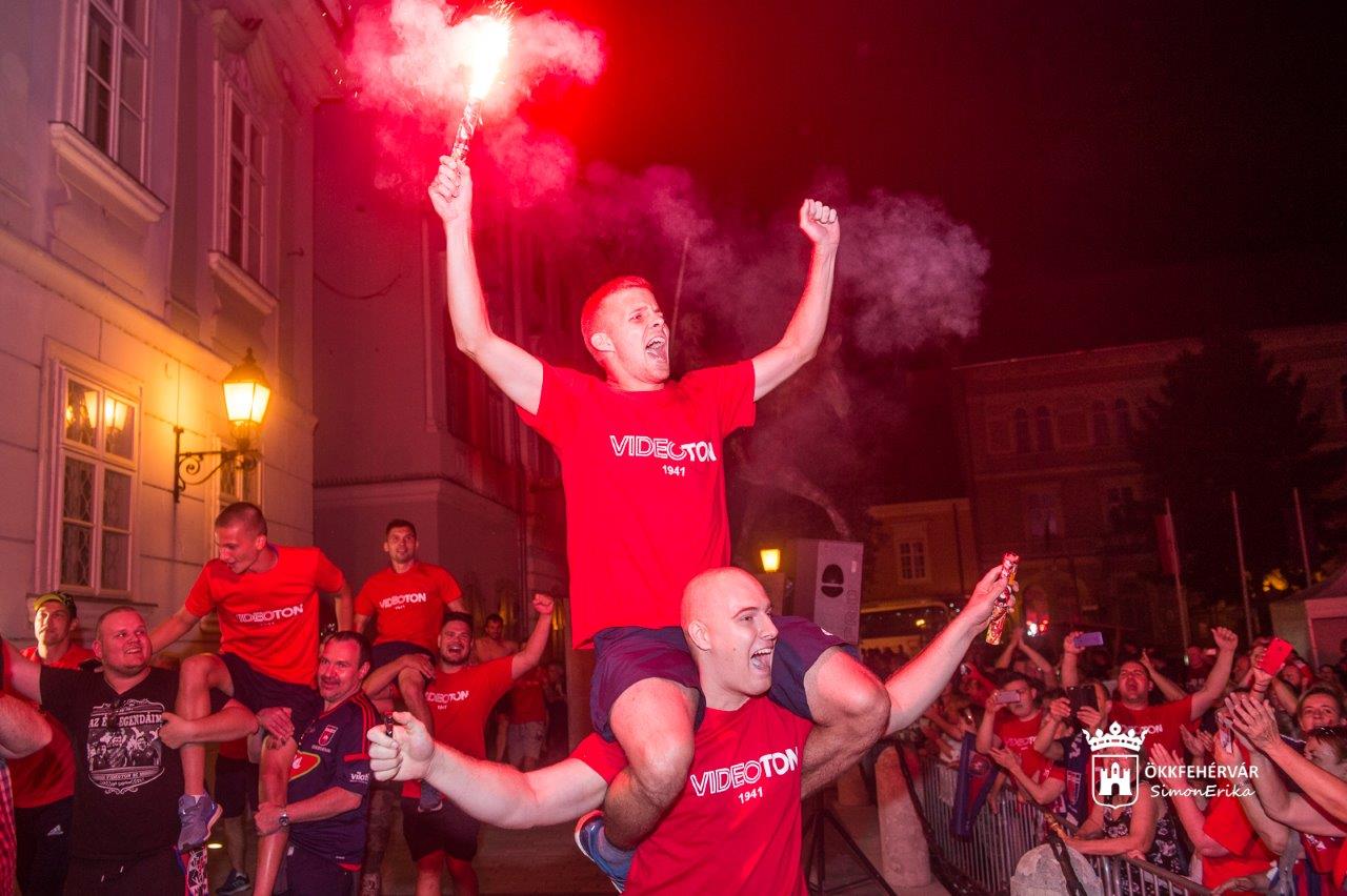 A Városház téren várták a szurkolók a bajnokcsapatot