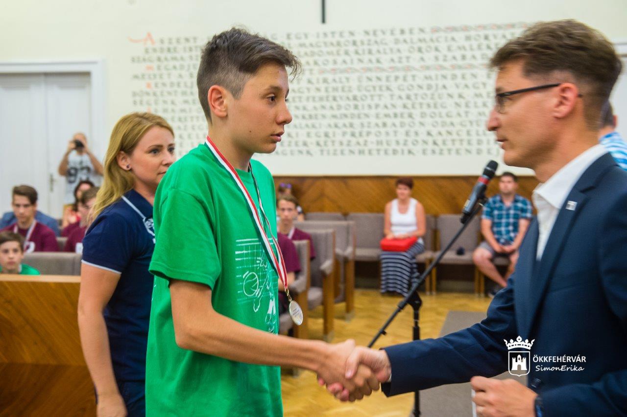 Négy sportág öt fiatal bajnokcsapatát köszöntötték a Városházán