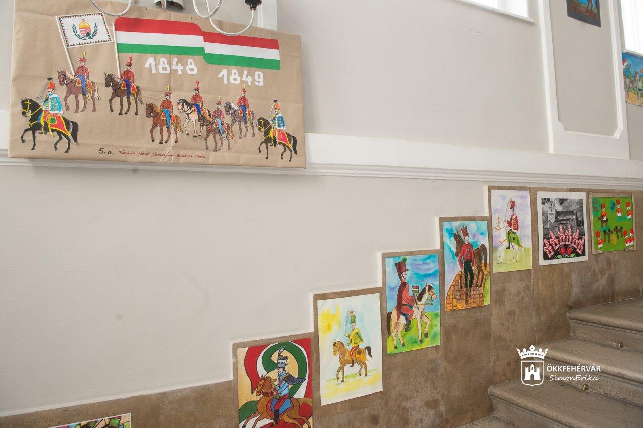 „Huszárgyerek, huszárgyerek…” - Kárpát-medencei gyermekrajz-pályázat díjátadója Fehérváron
