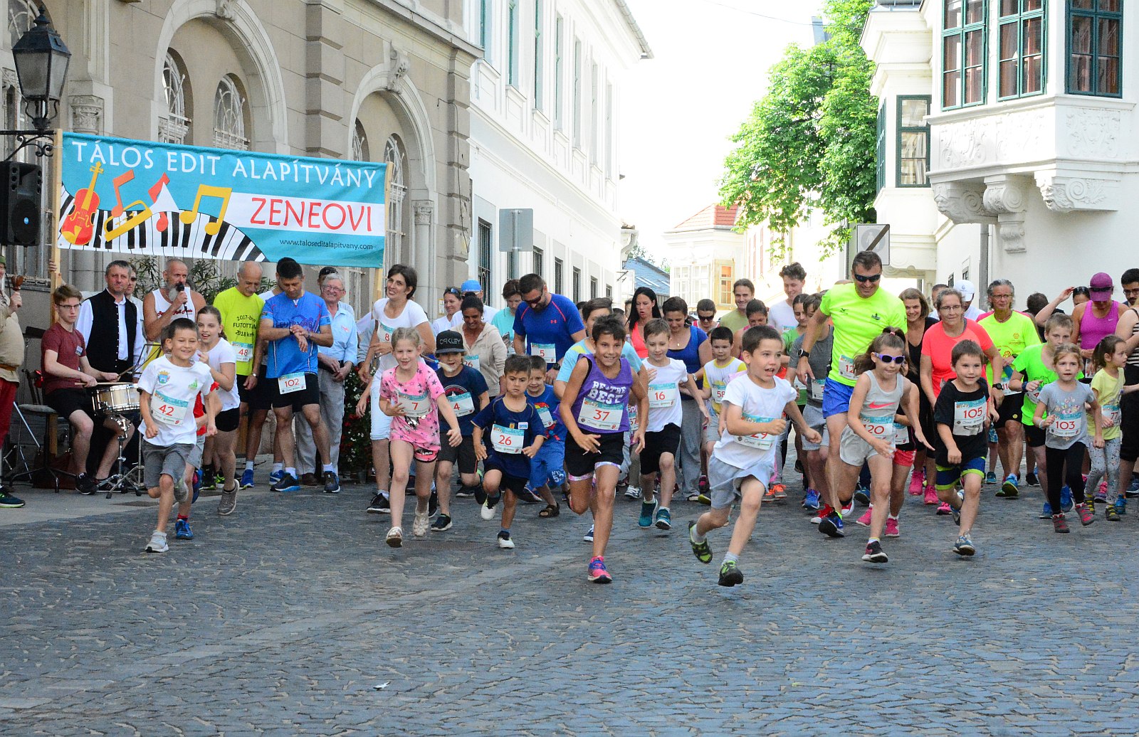 Hajrá Zenemanók - jótékonysági közösségi futás Fehérvár Belvárosában