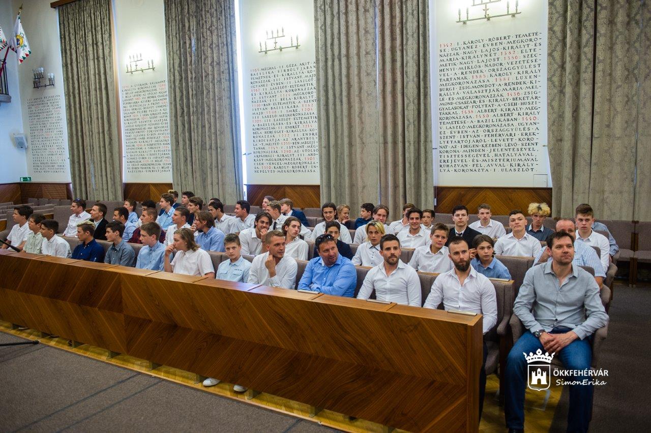 A hoki utánpótlás bajnokai a Városházán