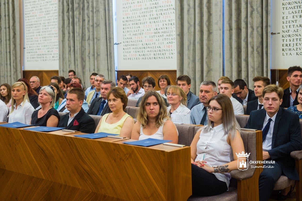 Nyolc intézmény 24 diákját és 26 pedagógusát köszöntötték a Városházán