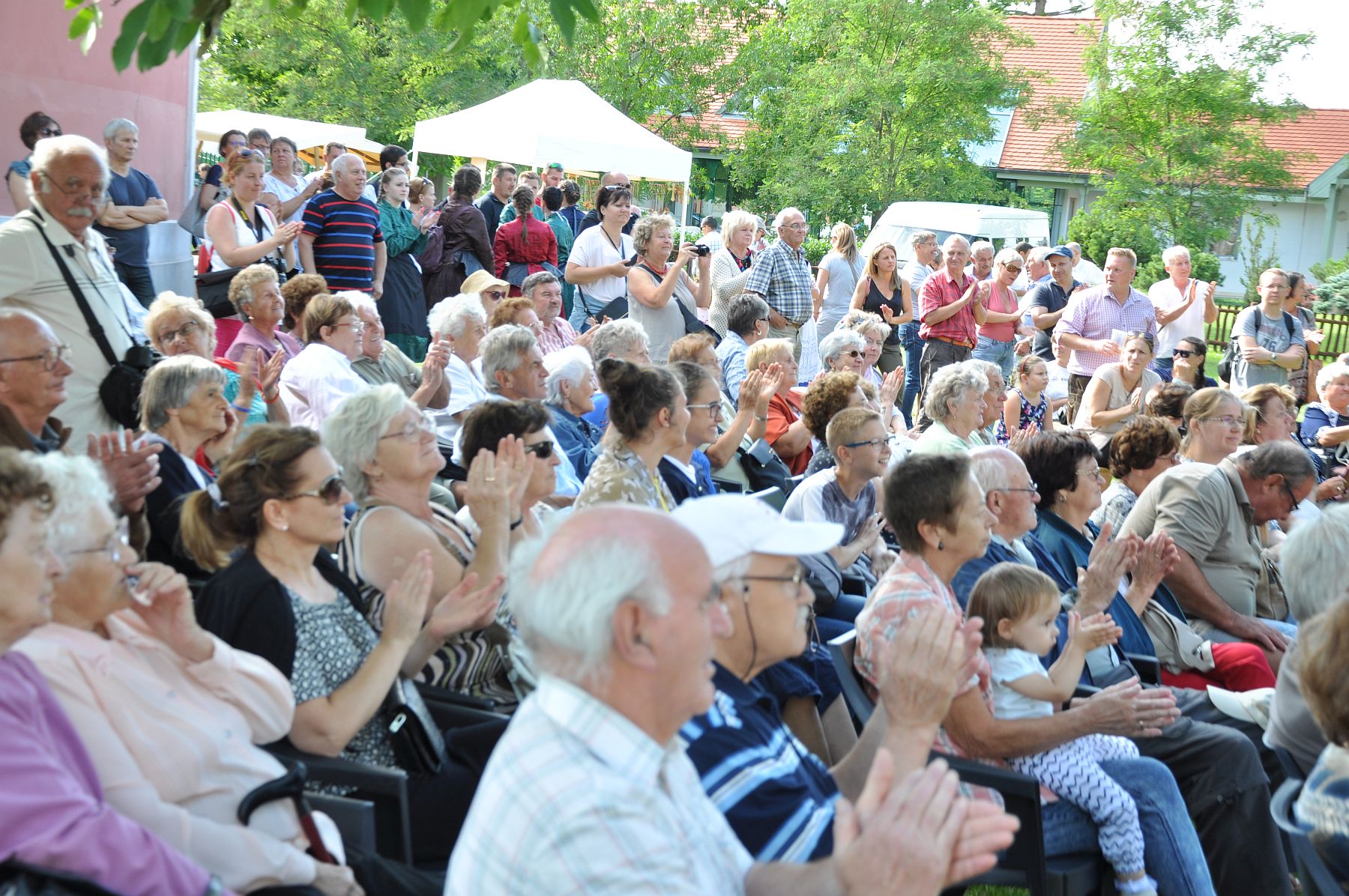 Nemzetiségi Nap a Rác utcai templom kertjében