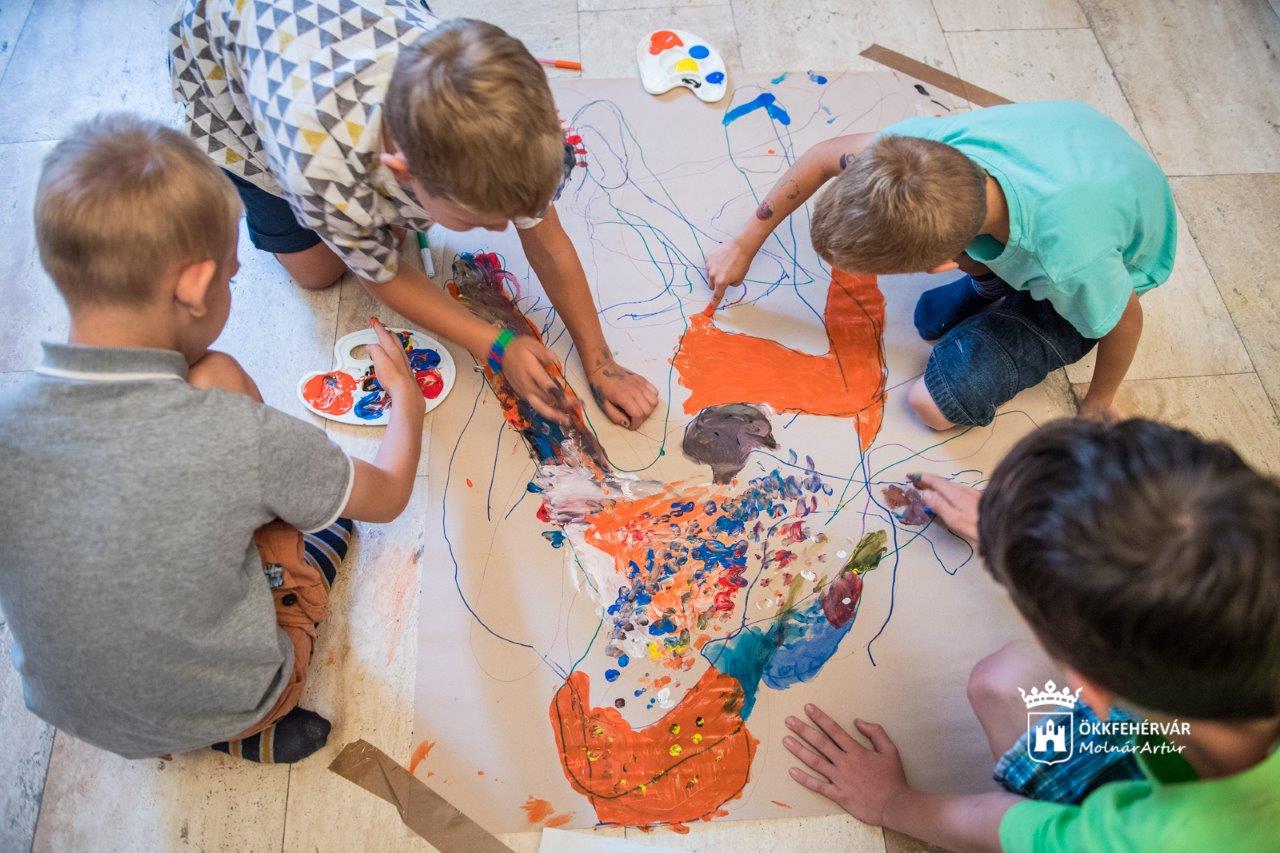 Nézze meg milyen a Városi Képtár alkotótábora gyerekeknek!