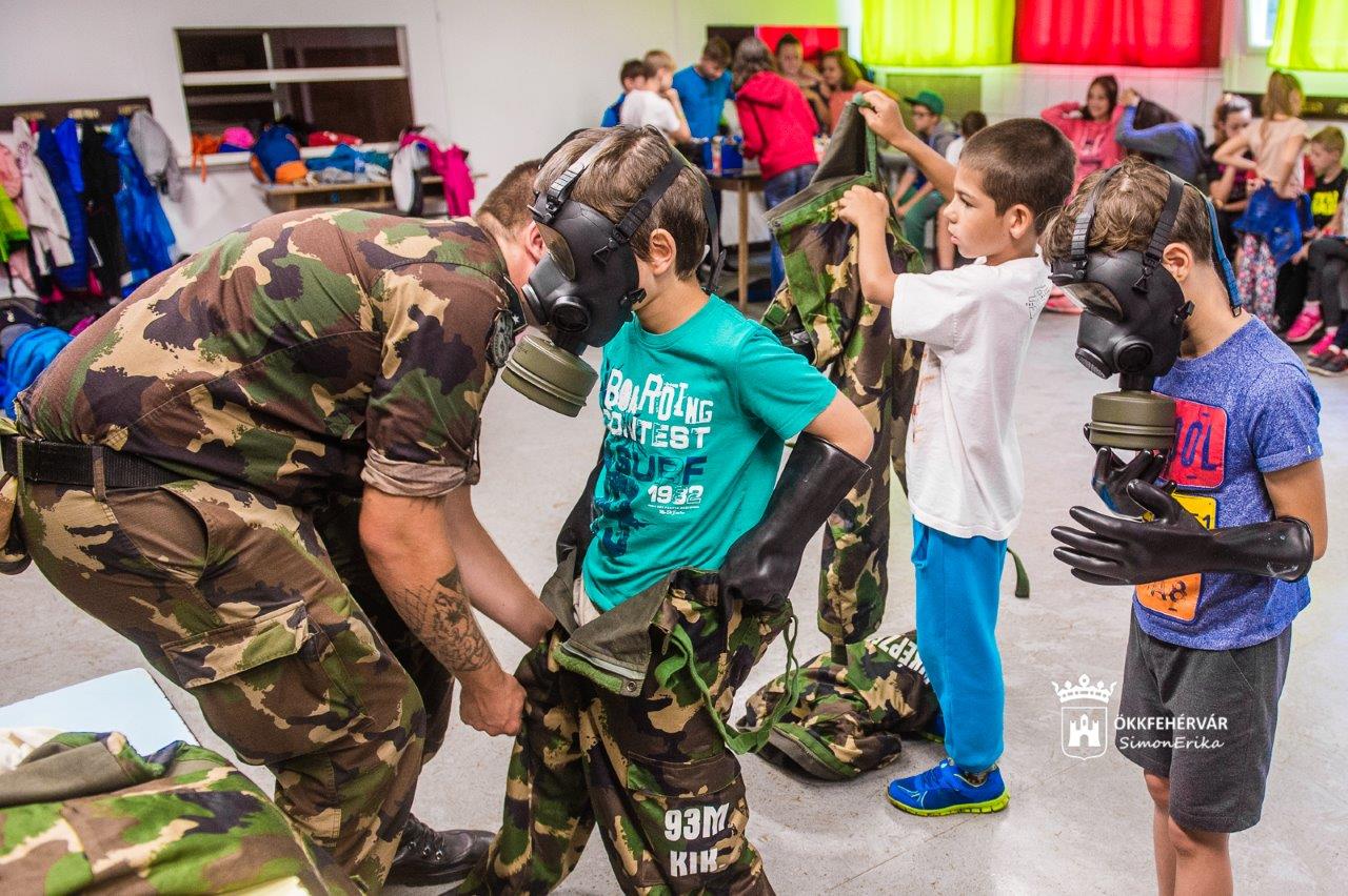 Katonák és zenészek is jártak a Napraforgó Napközis Táborban