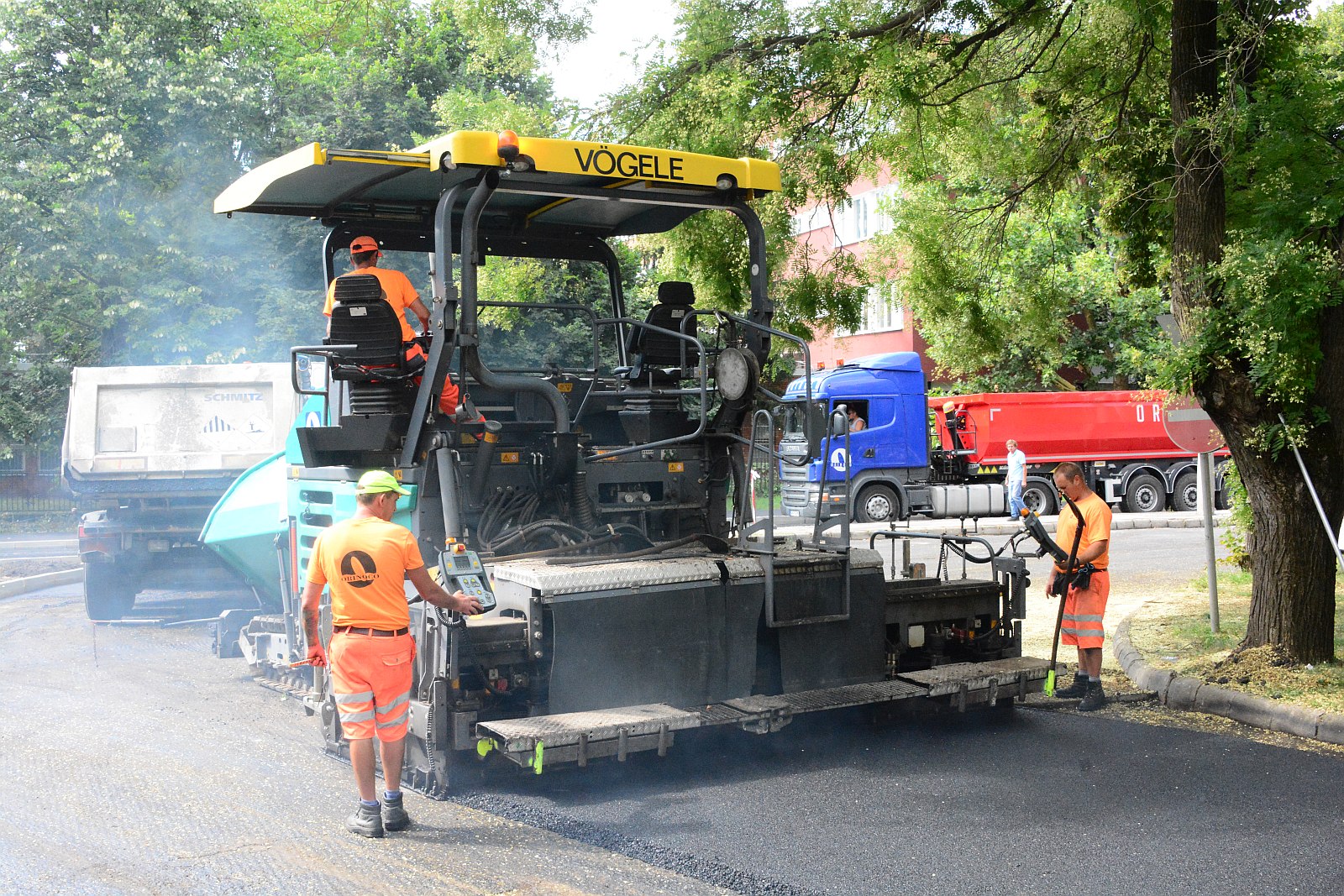 Így kezdték az aszfaltozást a Túrózsáki úton