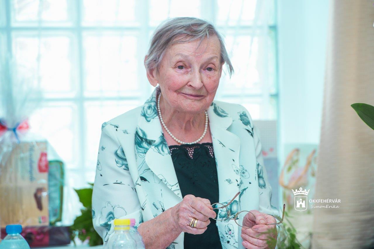 90. születésnapján köszöntötték Láng Hugóné Rózsika nénit
