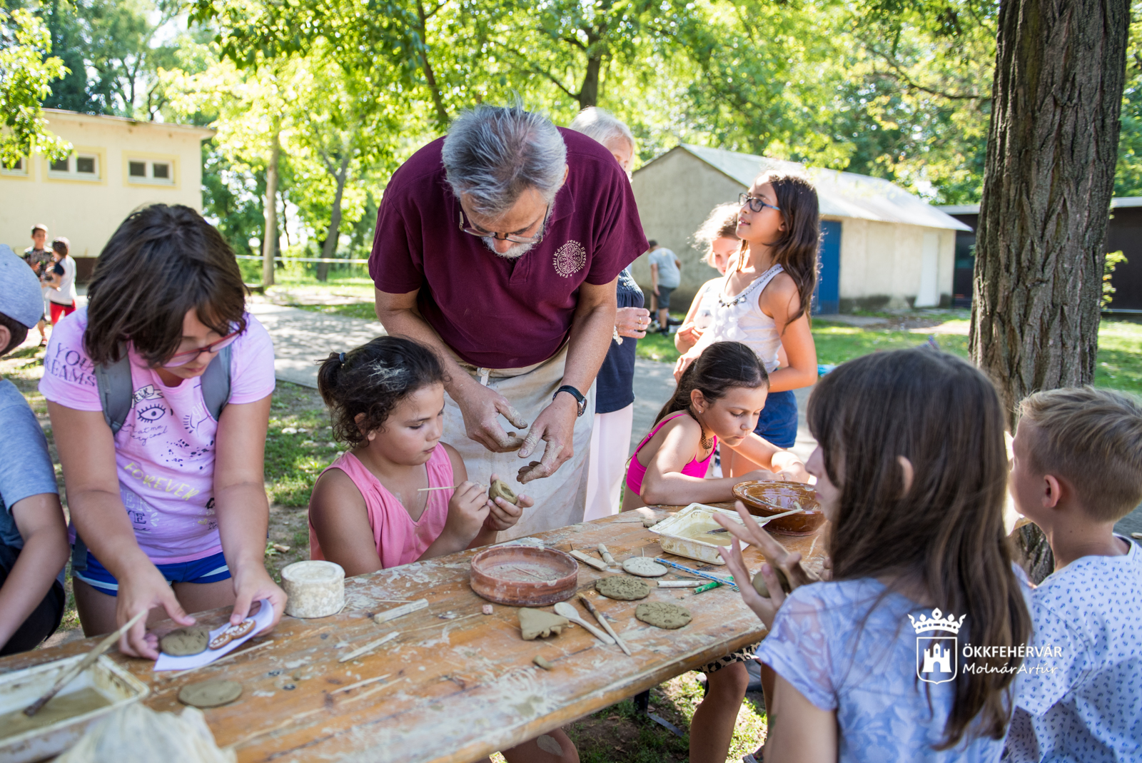 Kézműveskedés a Napraforgó napközis táborban