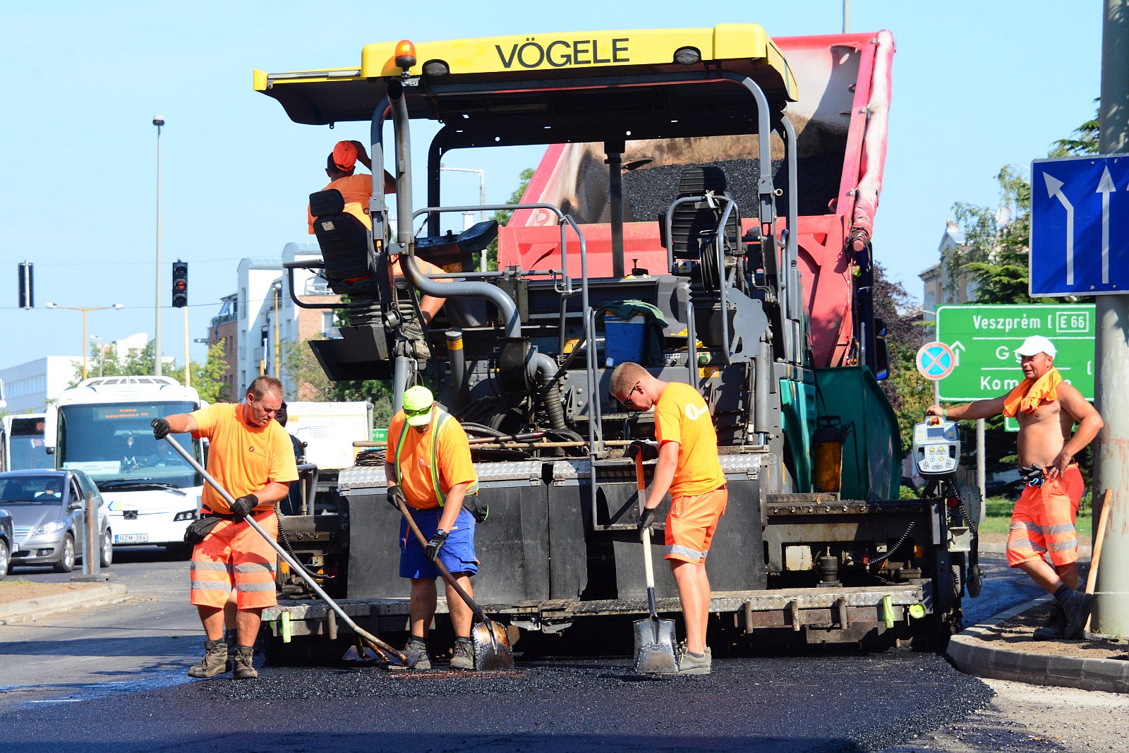 Munka 30 fok fölött a 180 fokos friss aszfalton