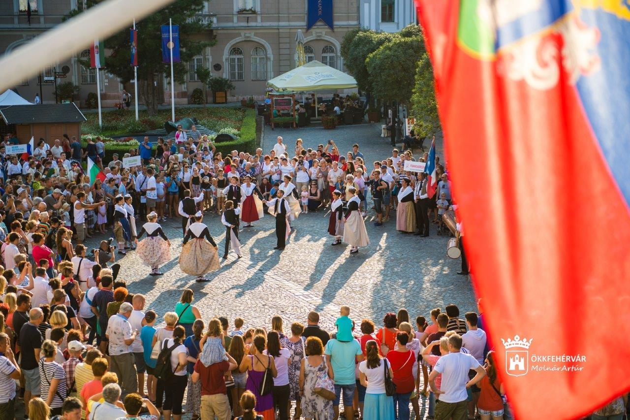 Táncosok a magasból - így táncolt a világ a Városház téren