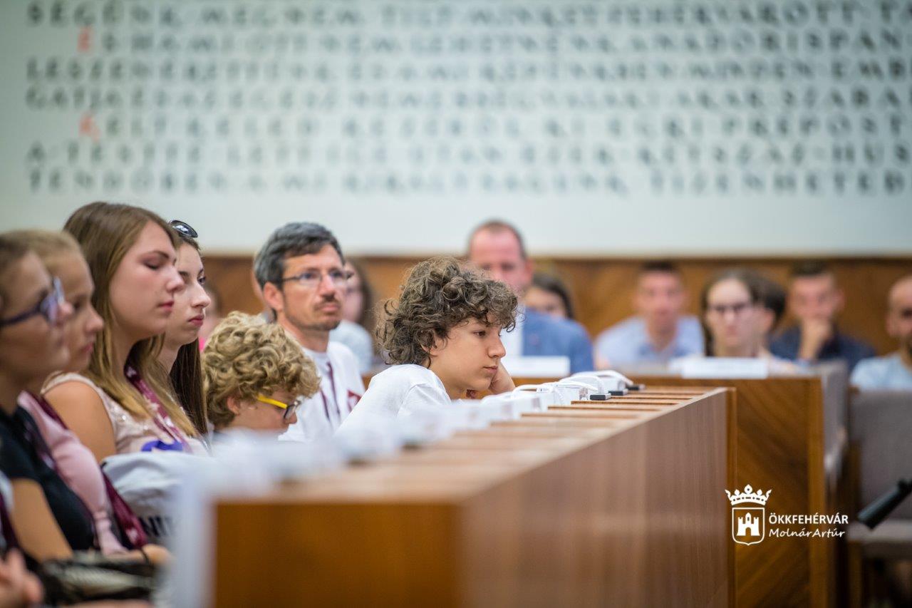 Az I. Kárpát-medencei Színjátszó Tábor diákjait köszöntötték