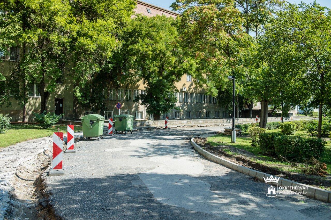 Jól haladnak a III. Béla király tér felújításával