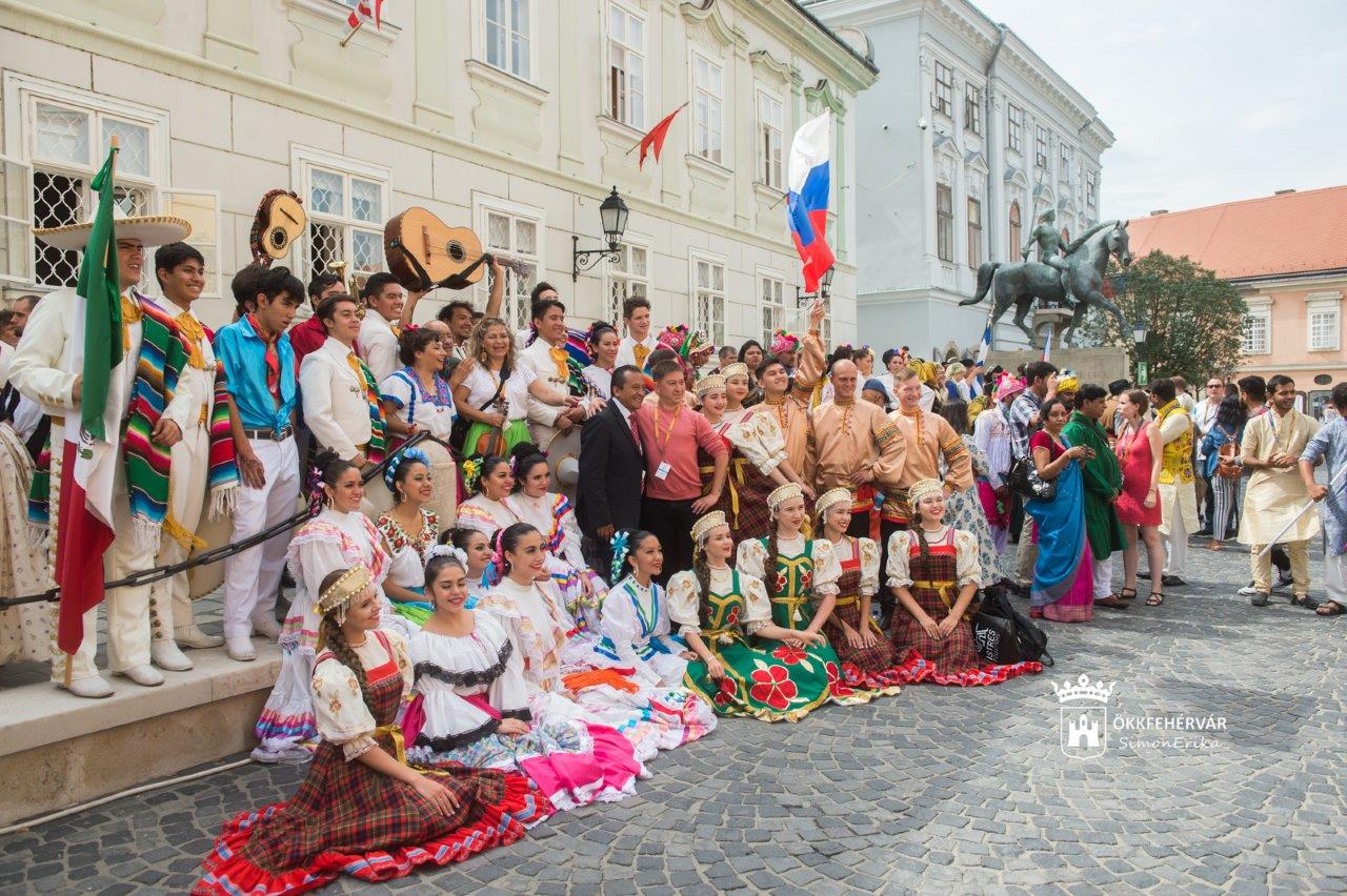 Így fogadták a táncosokat a Városházán