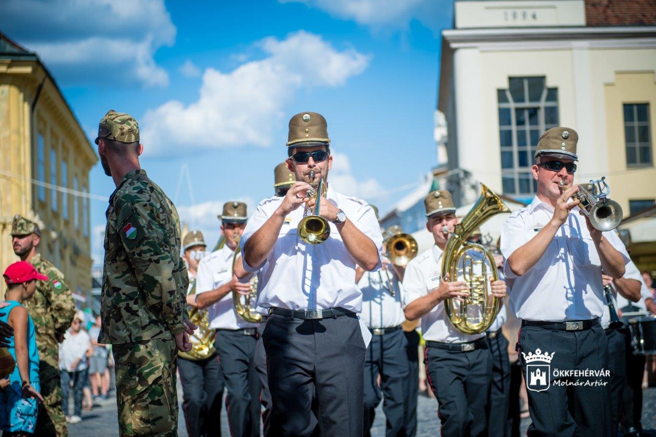 Nézze meg milyen volt a katonazenekari fesztivál a Városház téren