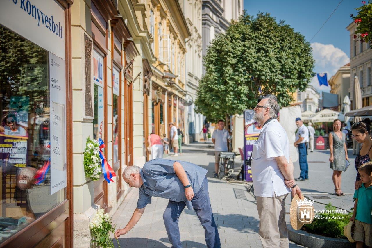 Csitáry G. Emil emléktábláját avatták fel a Fő utcán