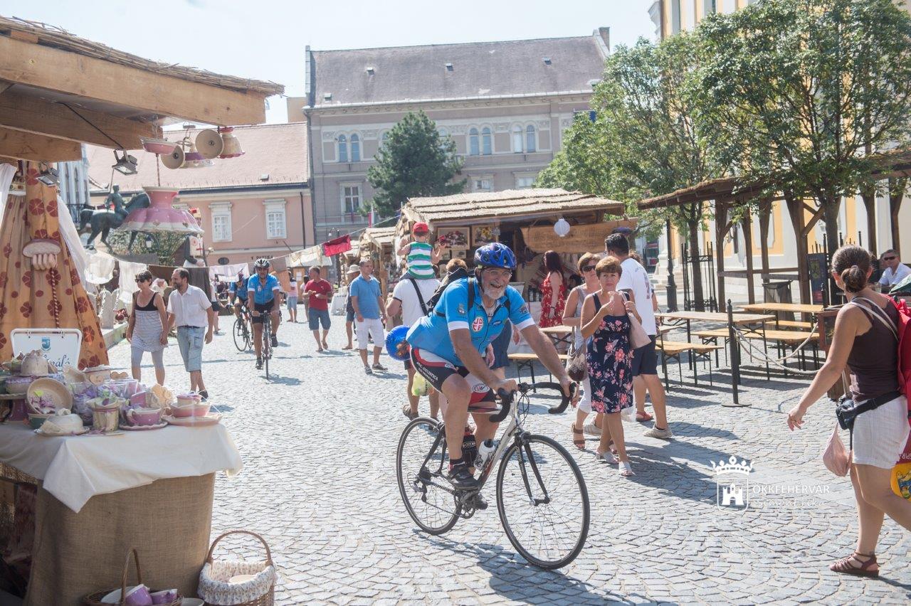 Cento-ból érkezett kerékpáros delegáció a Városház téren
