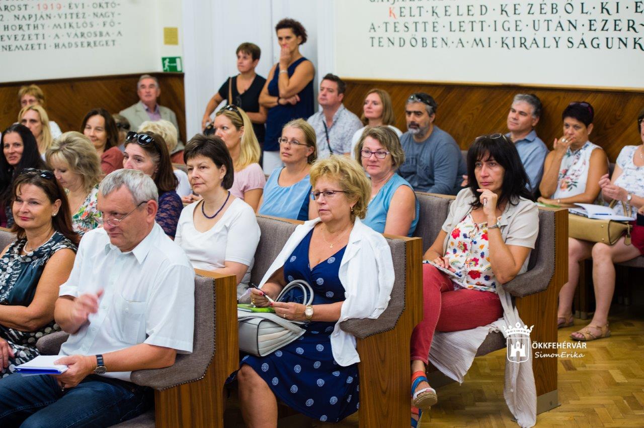 Szakmai tanévnyitó pedagógusoknak a Városházán