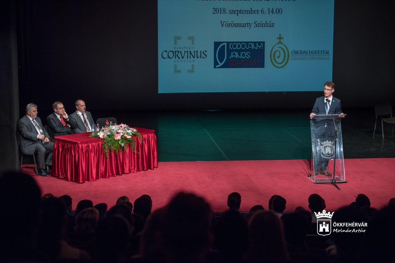 Felsőoktatási tanévnyitó ünnepség a Vörösmarty Színházban