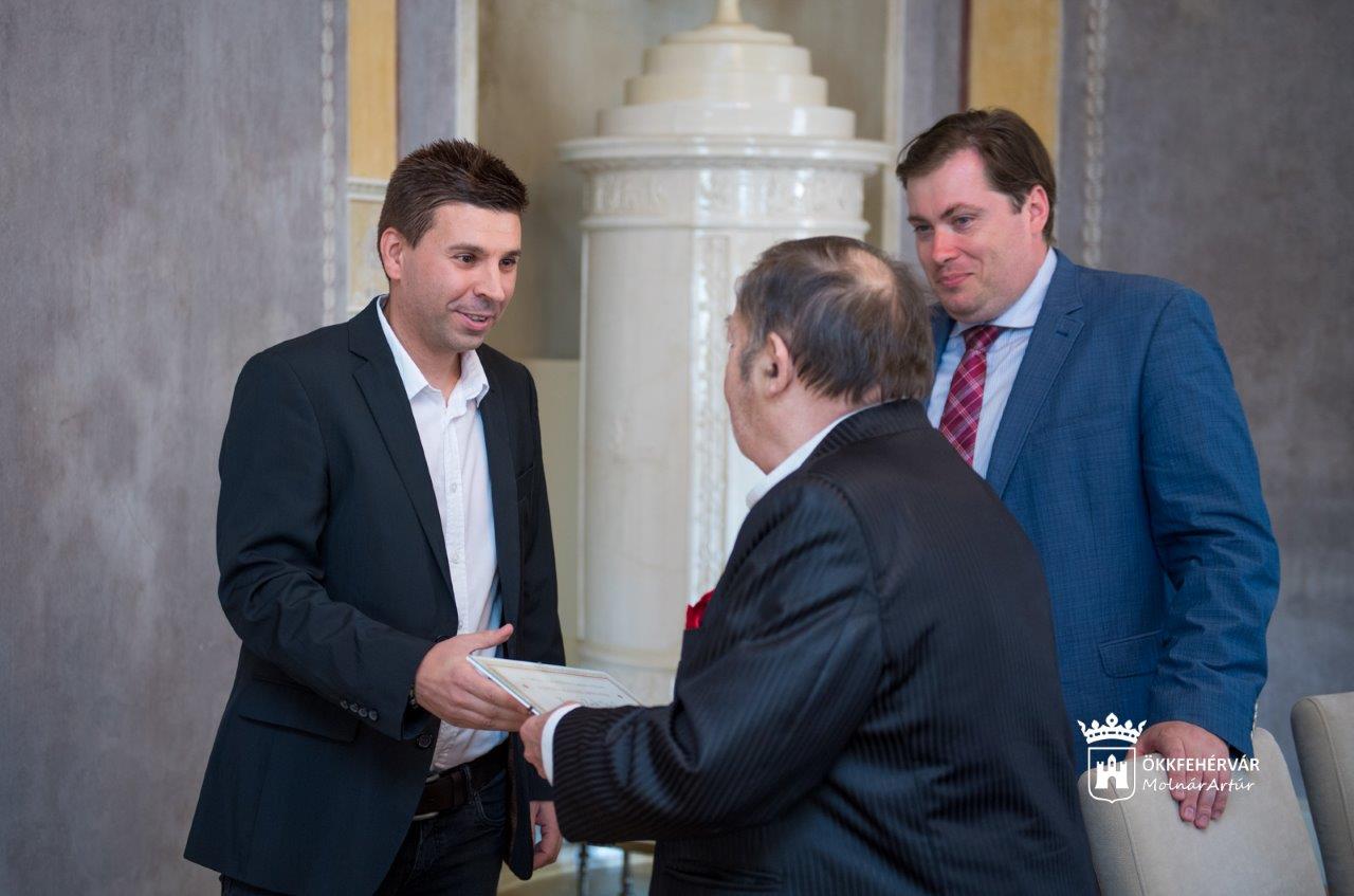 Civil elismerés a közszolgáltatásban dolgozóknak