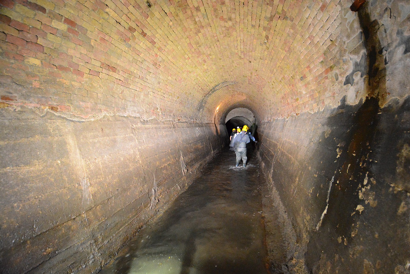 Nézze meg képeken mekkora csatorna van a Várkörút alatt