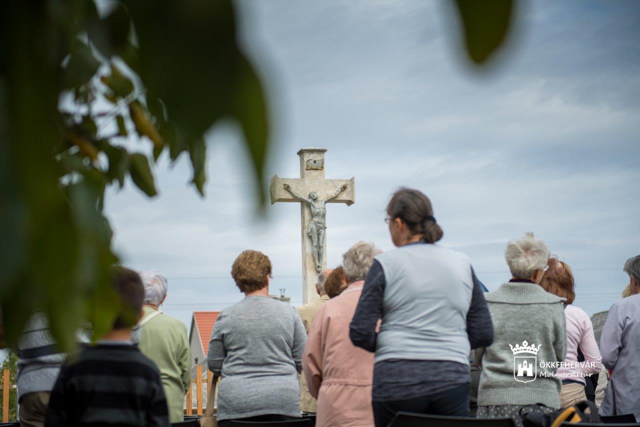 Szentmise a Szőlő utcai keresztnél