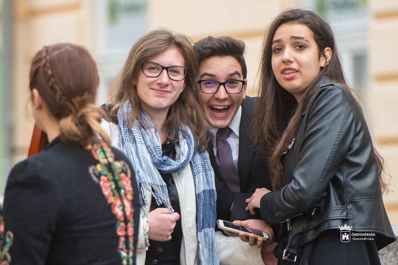 Hermannos diákok örömzenéje a Belvárosban