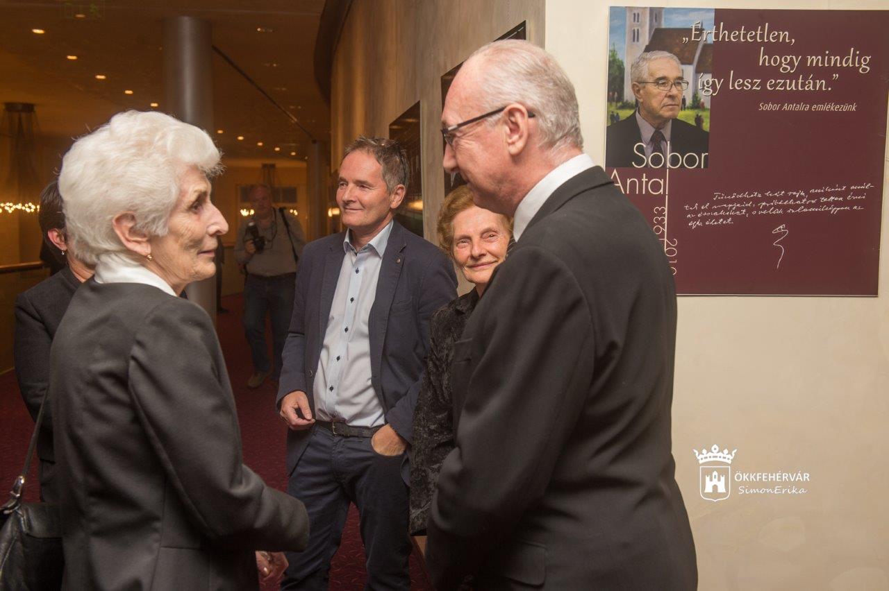 Sobor Antal emlékkiállításának megnyitója a Vörösmarty Színházban