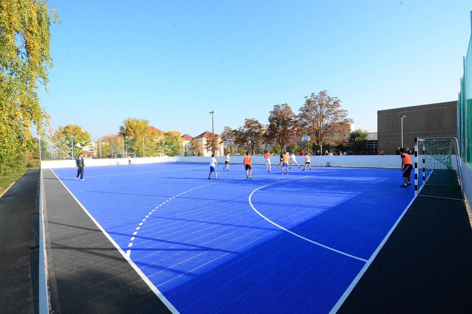 Ilyen az új kézilabda pálya és a mászófal az István Király Általános Iskolában