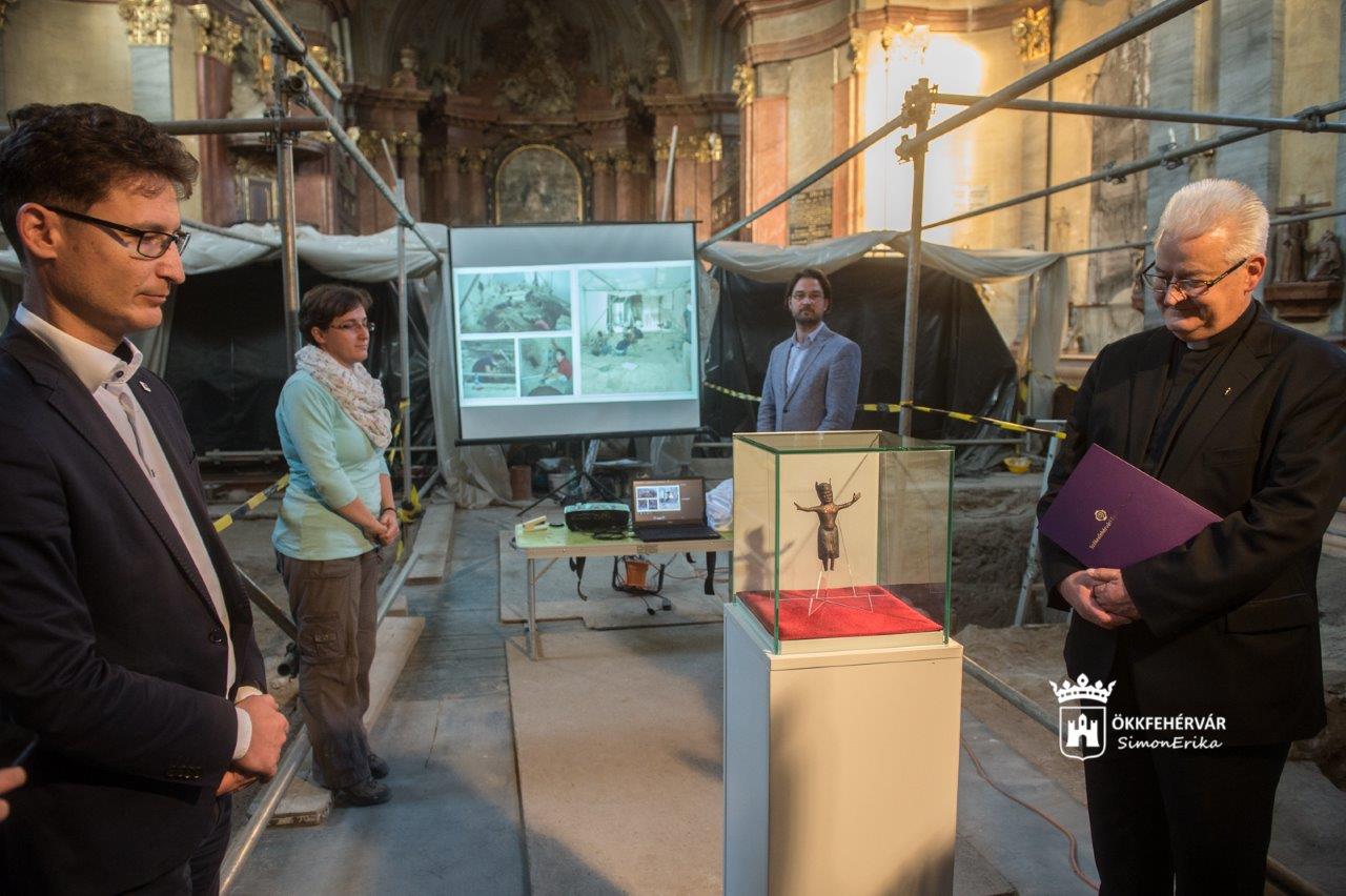 Ritka kincsre bukkantak a székesegyházban a régészek