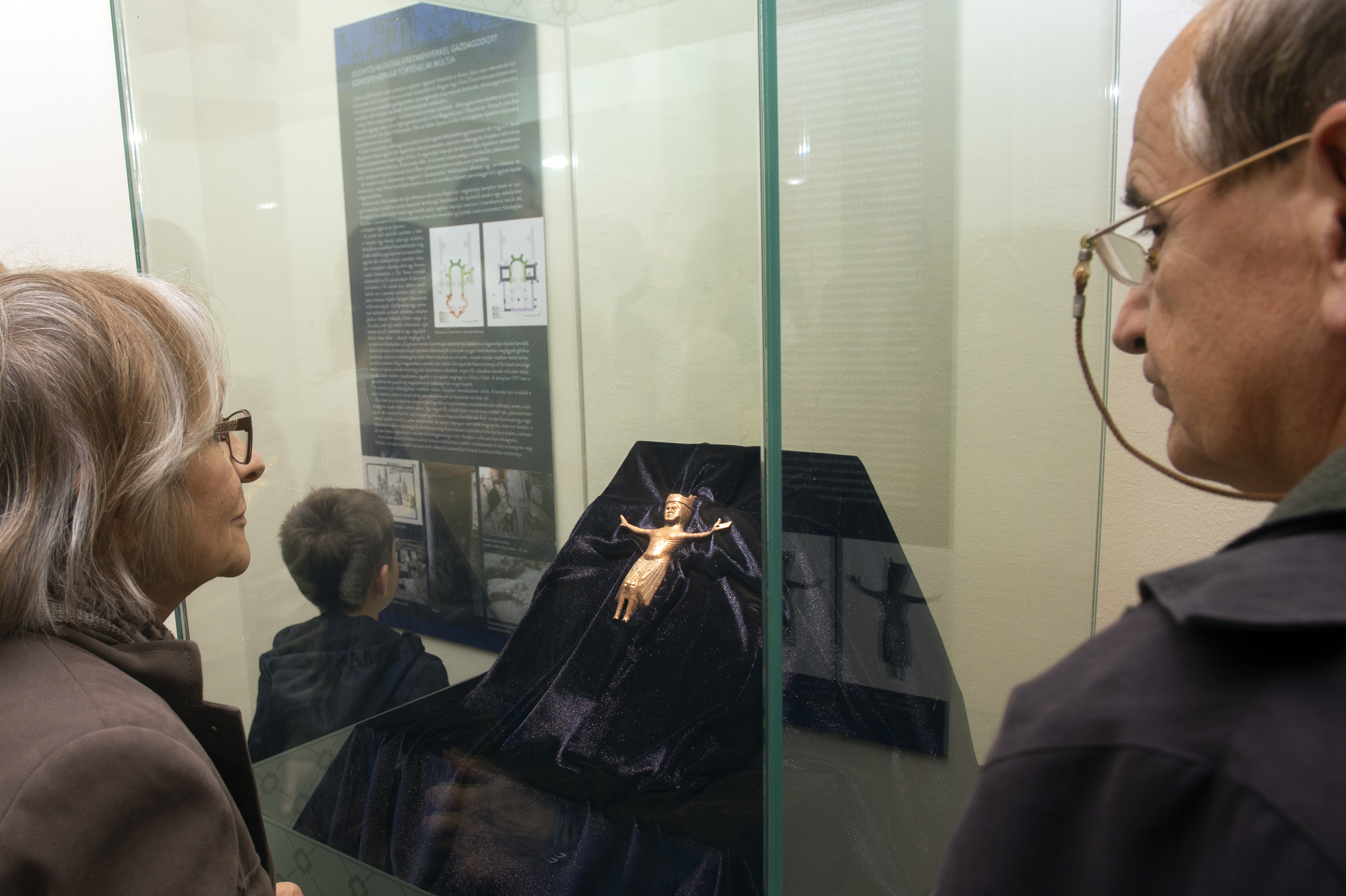 A Városházán állították ki a Bazilikában talált limoges-i korpuszt