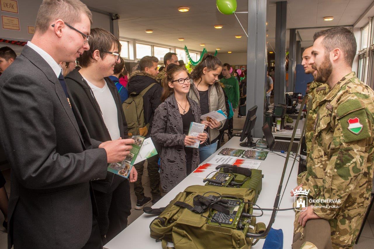 Az ÁLLJ PÁLYÁRA! pályaválasztási kiállítás megnyitója Fehérváron