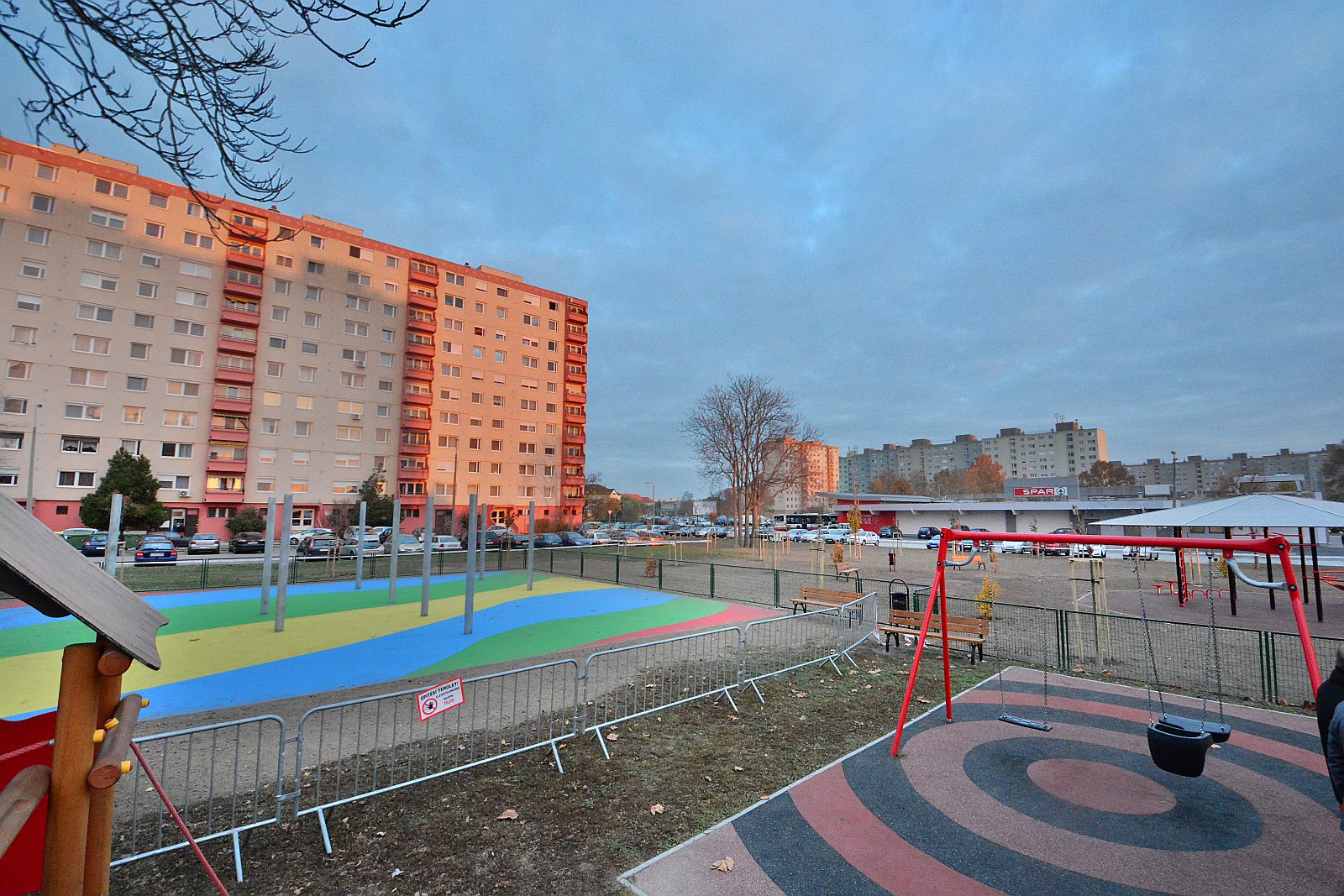 Új játszópark épül különleges hálós mászókával a Halász utcában