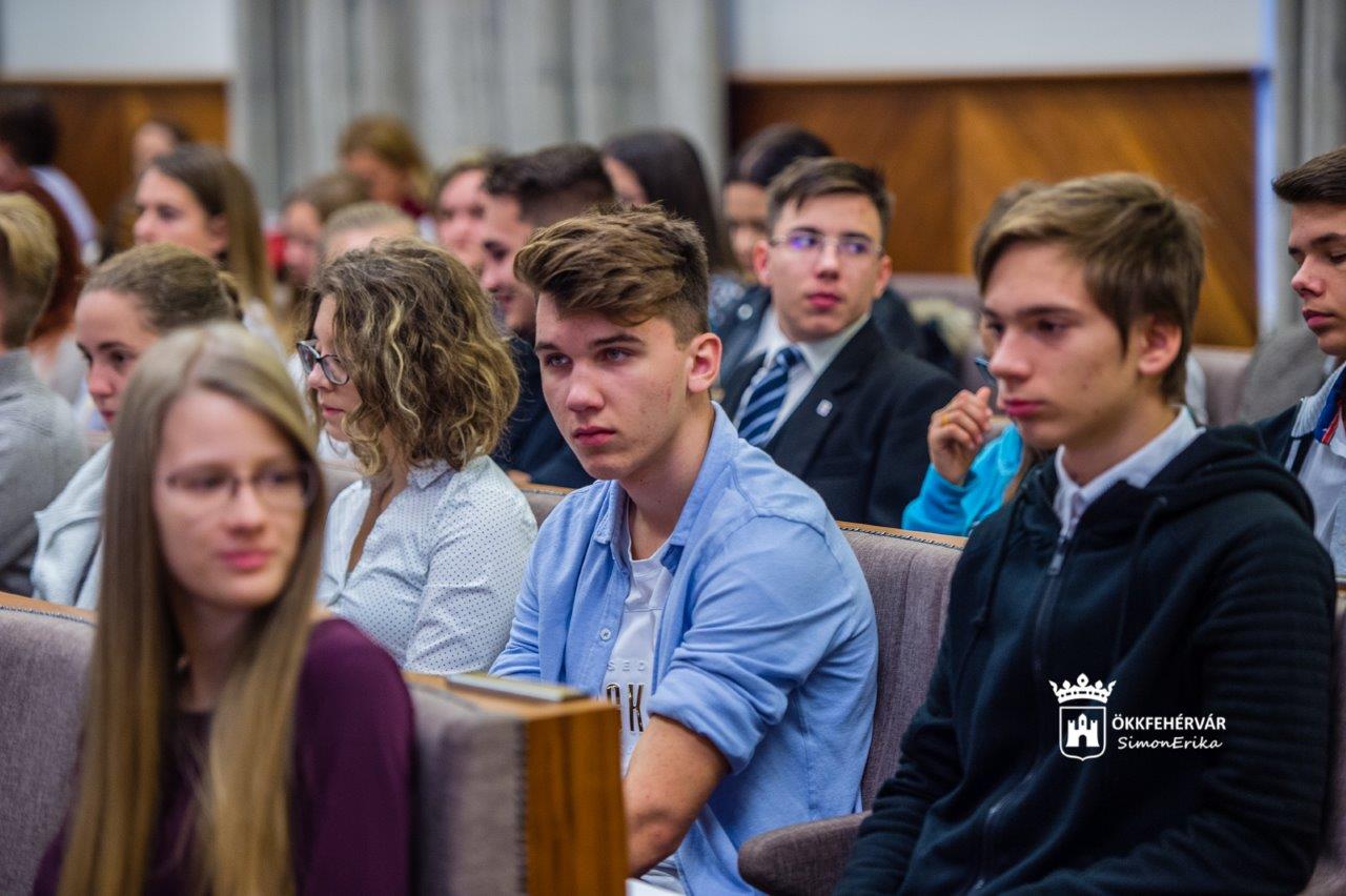 Tátrai Rékát választotta az ODT tagjává a Fejér Megyei Diákparlament