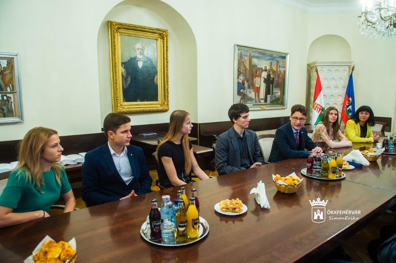 Az ARAK atlétáinak és edzőinek köszöntése a Városházán